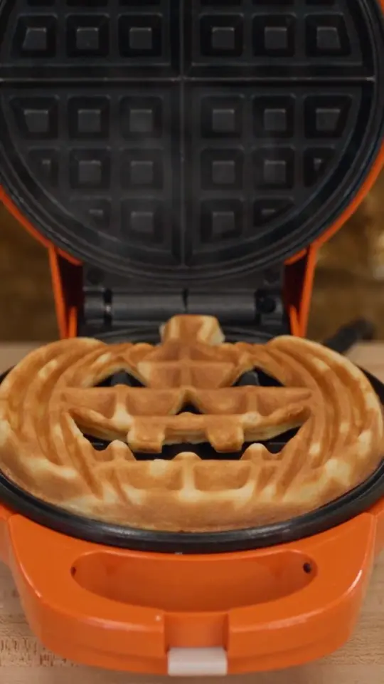 Dale's Pumpkin Waffle Serenade: still from the episode